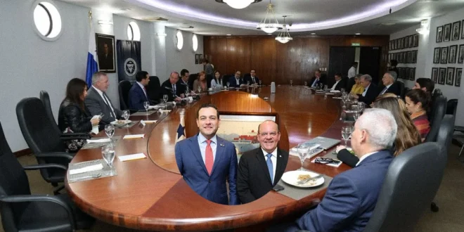 Embajador Cabrera y directivos de la CCIYAP en reunión de trabajo sobre la economía de Panamá.