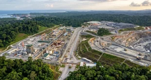 Infraestructura industrial de la mina Cobre Panamá rodeada de selva tropical