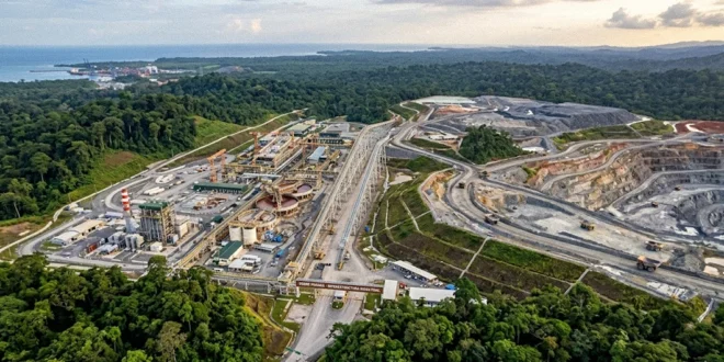 Infraestructura industrial de la mina Cobre Panamá rodeada de selva tropical