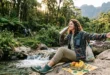 Persona disfrutando de un día de descanso en la naturaleza con hábitos sostenibles