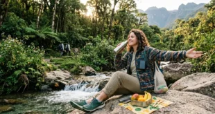 Persona disfrutando de un día de descanso en la naturaleza con hábitos sostenibles