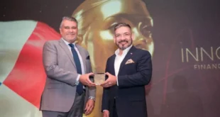 Directivos de Caja de Ahorros recibiendo el premio Fintech Americas en Miami