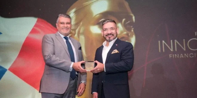 Directivos de Caja de Ahorros recibiendo el premio Fintech Americas en Miami