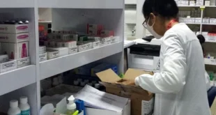 Personal de la Caja de Seguro Social supervisando el inventario de medicamentos en un almacén logístico