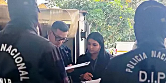 Funcionarios de la fiscalía inspeccionando cajas de medicamentos en una bodega de seguridad