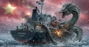 Buque mercante con bandera de Panamá navegando cerca de infraestructura portuaria internacional.