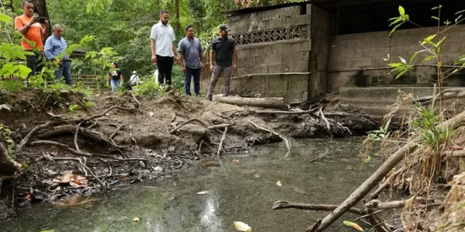 Vista de la cuenca del río Pacora evidenciando cambios en la coloración del agua por contaminación