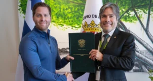 Mayer Mizrachi y autoridades de ANATI durante la firma del convenio de cooperación territorial.