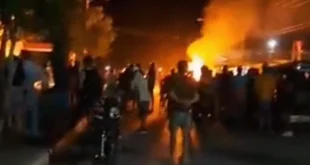 Sede del Partido Comunista de Cuba en llamas durante las protestas en Morón