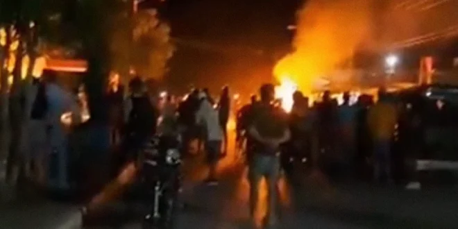 Sede del Partido Comunista de Cuba en llamas durante las protestas en Morón