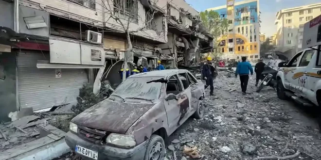Vista de los destrozos ocasionados por los intensos bombardeos en Irán