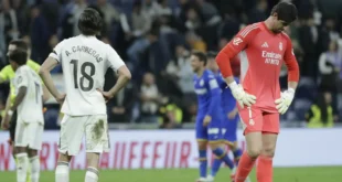 Jugadores del Real Madrid mostrando frustración en el Santiago Bernabéu