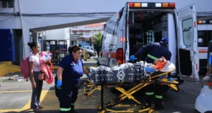 Personal de la CSS atendiendo una ambulancia durante operativo de Semana Santa