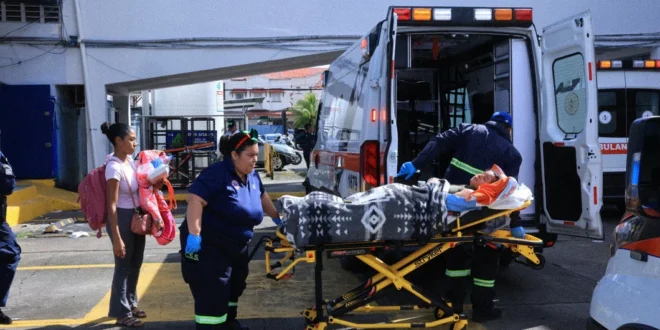 Personal de la CSS atendiendo una ambulancia durante operativo de Semana Santa