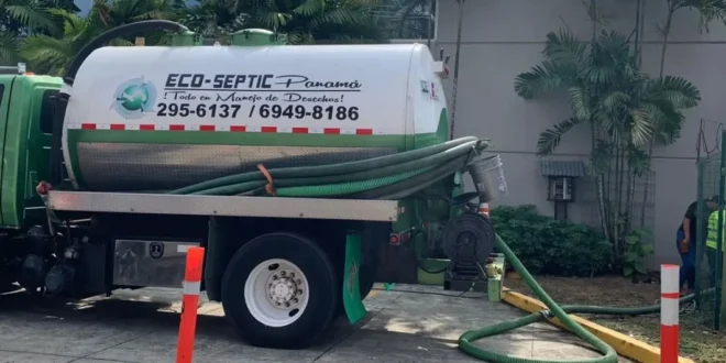 Camión de recolección de residuos de la empresa Ecoseptic