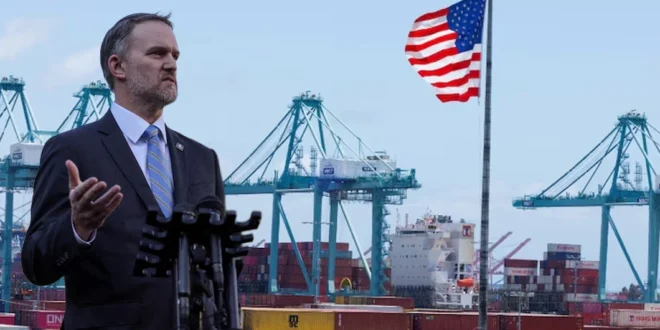 Representante comercial de Estados Unidos anunciando nuevas medidas arancelarias en Washington