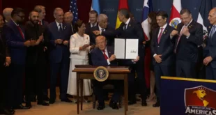 Donald Trump en la cumbre Escudo de las Américas junto a líderes regionales firmando un acuerdo militar