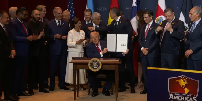 Donald Trump en la cumbre Escudo de las Américas junto a líderes regionales firmando un acuerdo militar