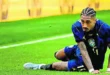 Raphinha lesionado durante un partido internacional con la selección de Brasil