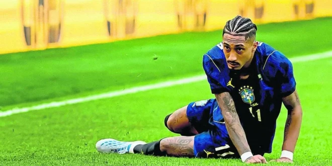 Raphinha lesionado durante un partido internacional con la selección de Brasil