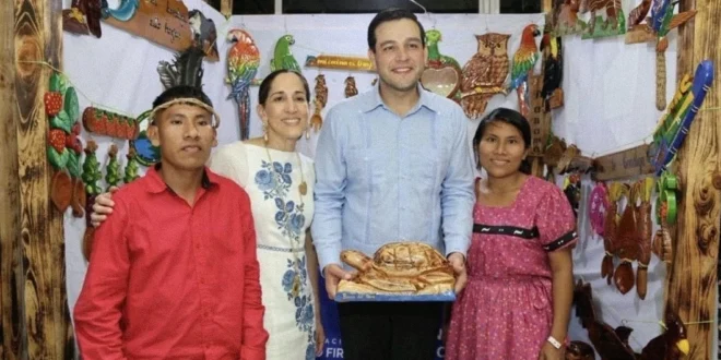 Embajador Kevin Cabrera y la ministra de cultura Maruja Herrera en la inauguración de la Feria Internacional de David
