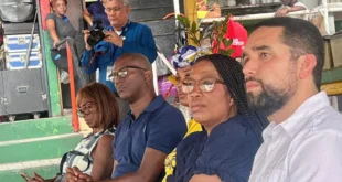 Franklyn Robinson frente a sus locales marcados para demolición en Río Abajo