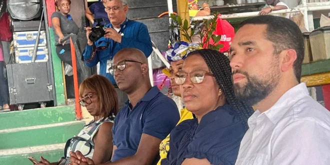 Franklyn Robinson frente a sus locales marcados para demolición en Río Abajo