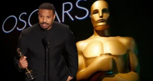 Michael B. Jordan posando con su primer Premio Oscar a Mejor Actor
