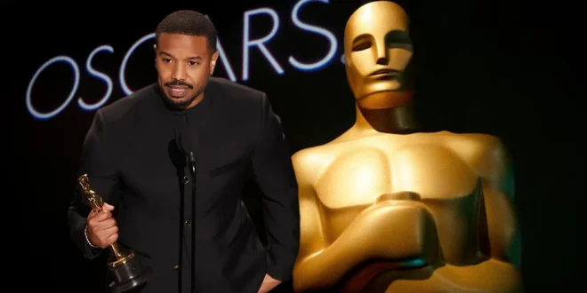 Michael B. Jordan posando con su primer Premio Oscar a Mejor Actor
