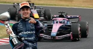 Andrea Kimi Antonelli celebrando en el podio del Gran Premio de Japón de Fórmula 1 junto a Mercedes.