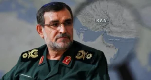 Retrato de Alireza Tangsiri frente a un mapa geopolítico del Estrecho de Ormuz