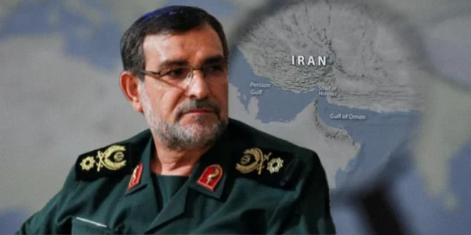 Retrato de Alireza Tangsiri frente a un mapa geopolítico del Estrecho de Ormuz