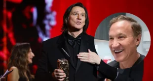 Jim Carrey sonriendo durante su discurso de aceptación en los Premios César en París