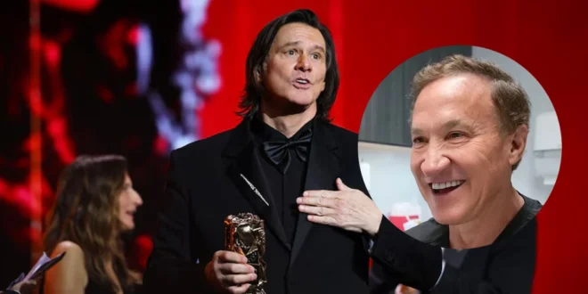 Jim Carrey sonriendo durante su discurso de aceptación en los Premios César en París