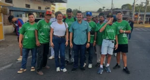 Joan "Jony" Guevara en la inauguración de las Olimpiadas de Chepo junto a atletas locales