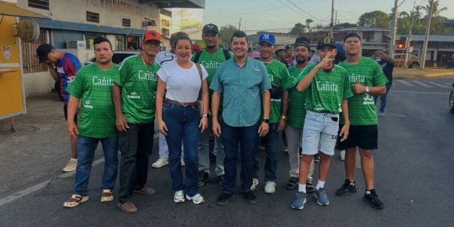 Joan "Jony" Guevara en la inauguración de las Olimpiadas de Chepo junto a atletas locales