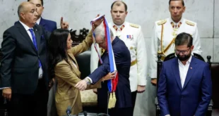 José Antonio Kast recibiendo la banda presidencial en el Congreso Nacional de Chile ante líderes internacionales.