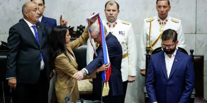 José Antonio Kast recibiendo la banda presidencial en el Congreso Nacional de Chile ante líderes internacionales.