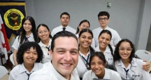 Embajador Kevin Cabrera participando en un evento cultural en Panamá