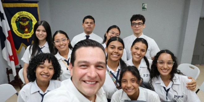 Embajador Kevin Cabrera participando en un evento cultural en Panamá