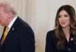 Donald Trump y Kristi Noem en una conferencia de prensa oficial