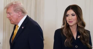 Donald Trump y Kristi Noem en una conferencia de prensa oficial