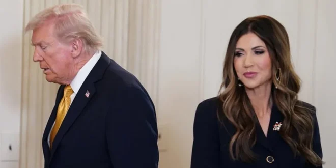Donald Trump y Kristi Noem en una conferencia de prensa oficial