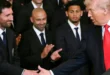Lionel Messi y Donald Trump estrechando la mano en el Salón Este de la Casa Blanca