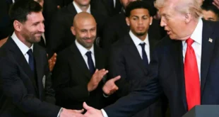Lionel Messi y Donald Trump estrechando la mano en el Salón Este de la Casa Blanca