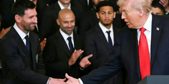 Lionel Messi y Donald Trump estrechando la mano en el Salón Este de la Casa Blanca