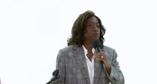 Ministra Lucy Molinar hablando sobre políticas educativas en Panamá