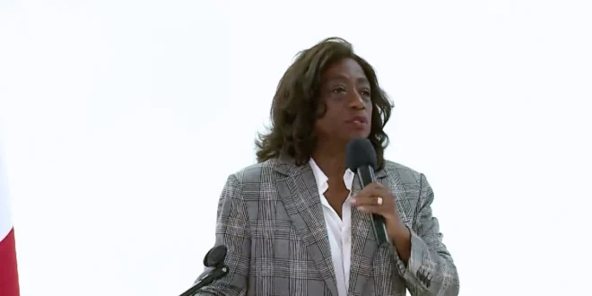 Ministra Lucy Molinar hablando sobre políticas educativas en Panamá