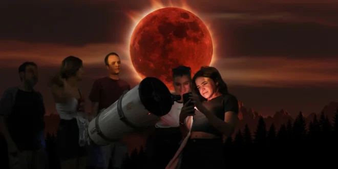 Luna llena teñida de color rojo intenso durante un eclipse lunar total