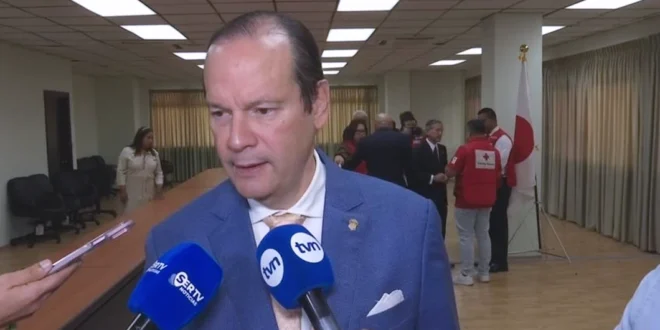 Canciller Javier Martínez-Acha dando declaraciones a la prensa referente a los 10 ciudadanos panameños retenidos en Cuba